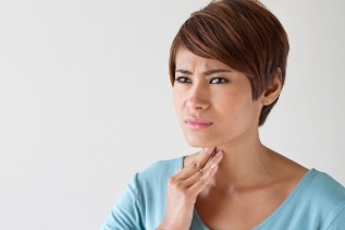 El malestar en la garganta es un síntoma de osteocondrosis cervical. 