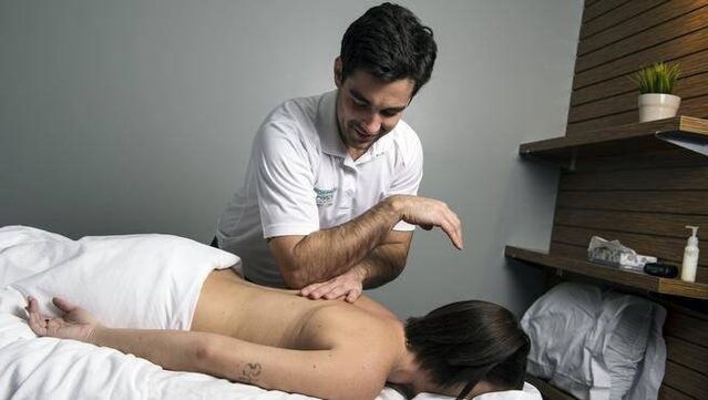 masaje para el dolor en los omóplatos