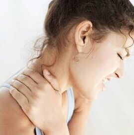 La osteocondrosis cervical conduce al pellizco de nervios en el cuello